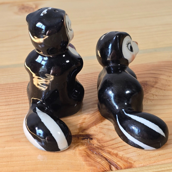 Vintage Skunk Salt & Pepper Shakers Hand Painted - Picture 5 of 9